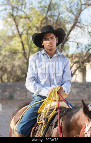 Eine mexikanische Charro oder Cowboy während des Trainings für einen Charreada Wettbewerb auf einer Hacienda-Ranch in Alcocer, Mexiko. Die Charreada ist eine traditionelle mexikanische Rodeo und testet die Fähigkeiten des Cowboys reiten, Abseilen und Vieh zu kontrollieren. Stockfoto