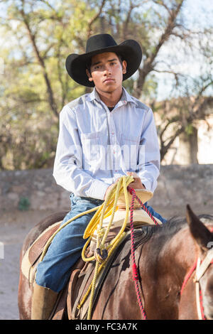 Eine mexikanische Charro oder Cowboy während des Trainings für einen Charreada Wettbewerb auf einer Hacienda-Ranch in Alcocer, Mexiko. Die Charreada ist eine traditionelle mexikanische Rodeo und testet die Fähigkeiten des Cowboys reiten, Abseilen und Vieh zu kontrollieren. Stockfoto