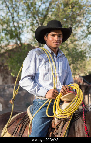 Eine mexikanische Charro oder Cowboy während des Trainings für einen Charreada Wettbewerb auf einer Hacienda-Ranch in Alcocer, Mexiko. Die Charreada ist eine traditionelle mexikanische Rodeo und testet die Fähigkeiten des Cowboys reiten, Abseilen und Vieh zu kontrollieren. Stockfoto