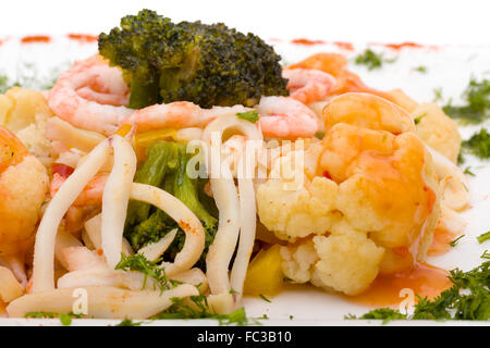 Meeresfrüchte-Salat mit Tintenfisch und frisches Gemüse, isoliert auf weiss Stockfoto