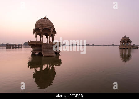 Indische Sehenswürdigkeiten - Gadi Sagar Tempel auf See Gadisar bei Sonnenaufgang - Jaisalmer, Rajasthan, Nordindien. Stockfoto