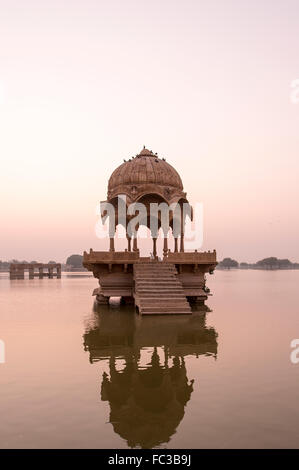 Indische Sehenswürdigkeiten - Gadi Sagar Tempel auf See Gadisar bei Sonnenaufgang - Jaisalmer, Rajasthan, Nordindien. Stockfoto