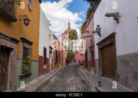 Aldama Straße mit Blick auf die Kirche Parroquia de San Miguel Arcangel und und traditionellen Hacienda Stil historische Häuser in San Miguel de Allende, Mexiko. Stockfoto