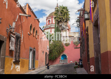 Aldama Straße mit Blick auf die Kirche Parroquia de San Miguel Arcangel und und traditionellen Hacienda Stil historische Häuser in San Miguel de Allende, Mexiko. Stockfoto