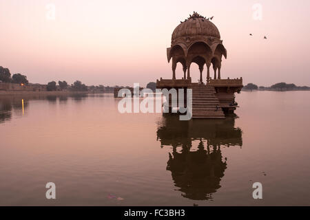 Indische Sehenswürdigkeiten - Gadi Sagar Tempel auf See Gadisar bei Sonnenaufgang - Jaisalmer, Rajasthan, Nordindien. Stockfoto