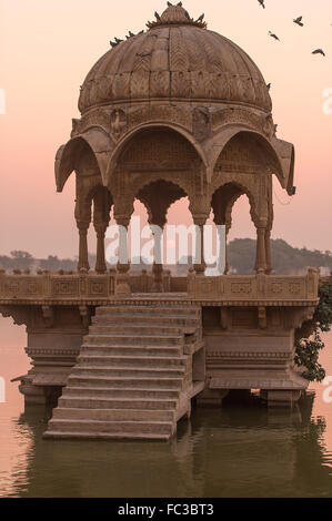 Gadi Sagar Tempel in Gadisar See bei Sonnenaufgang. Der Tempel und der See befindet sich in Jaisalmer, Rajasthan, Nordindien. Stockfoto