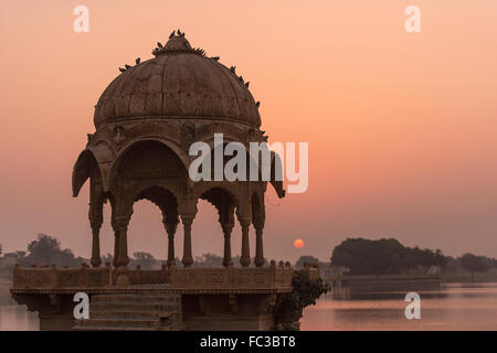 Gadi Sagar Tempel in Gadisar See bei Sonnenaufgang. Der Tempel und der See befindet sich in Jaisalmer, Rajasthan, Nordindien. Stockfoto