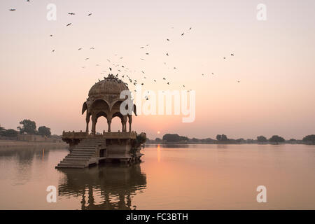 Gadi Sagar Tempel in Gadisar See bei Sonnenaufgang. Der Tempel und der See befindet sich in Jaisalmer, Rajasthan, Nordindien. Stockfoto