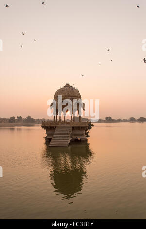 Gadi Sagar Tempel in Gadisar See bei Sonnenaufgang. Der Tempel und der See befindet sich in Jaisalmer, Rajasthan, Nordindien. Stockfoto