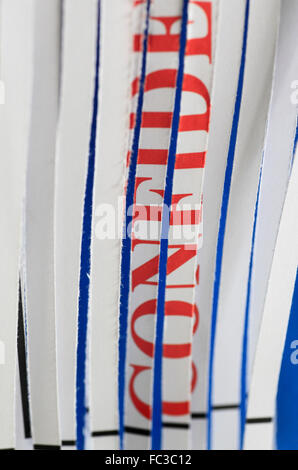 "Vertraulich" Papier durch einen Schredder. Stockfoto