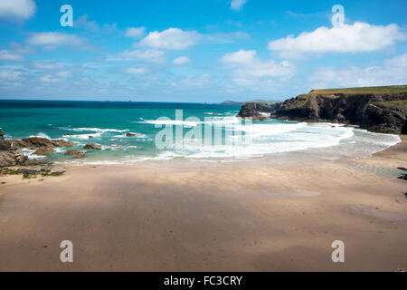 Porthcothan in der Nähe von Padstow in North Cornwall mit Blick auf die Mündung des Flusses Camel wurde zur Nampara-Bucht im TV, s Poldark darzustellen Stockfoto