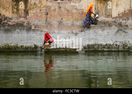 Zwei Frauen in der Stufenbrunnen Chand Baori oder Panna Meena Ka Kund, in Jaipur, Indien. Stockfoto