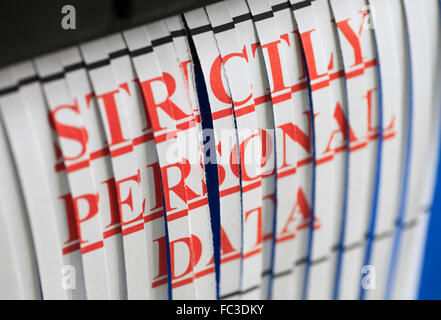 "Streng personenbezogene Daten" Papier durch einen Schredder. Stockfoto