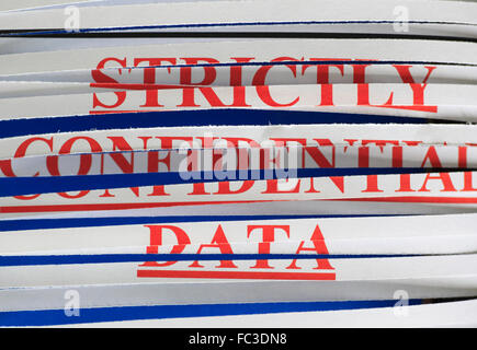 "Streng vertrauliche Daten" Papier durch einen Schredder. Stockfoto