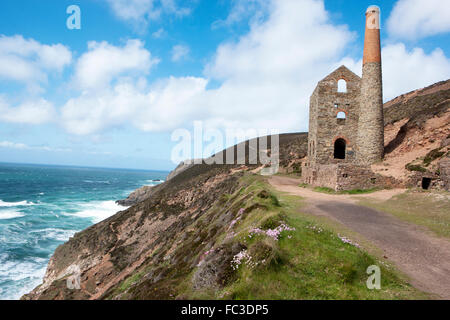 Das Maschinenhaus der Towanroath bei Wheal Coates zwischen St. Agnes und Porthtowan an der Nordküste in Cornwall in TV, s Poldark verwendet Stockfoto