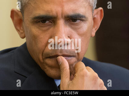 Washington, DC, USA. 19. Januar 2016. US-Präsident Barack Obama hört als Premierminister Malcolm Turnbull von Australien zu den Medien vor einem Treffen im Oval Office im Weißen Haus in Washington, DC am 19. Januar 2016 spricht. Bildnachweis: Dpa picture Alliance/Alamy Live News Stockfoto