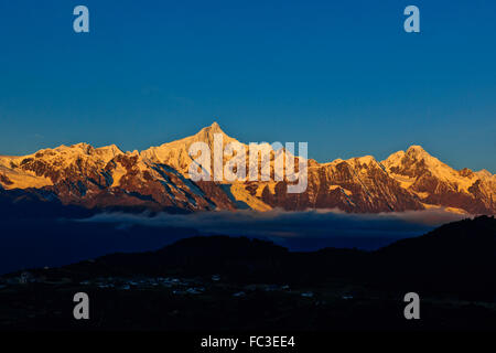 Mingyong Gletscher, Meili Snow Mountain Range, Heiligen Kawagebo Peak von Tibetern, Sonnenuntergänge, Deqin County, Provinz Yunnan, China verehrt Stockfoto