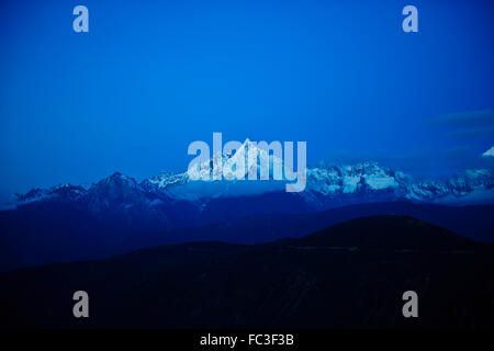 Mingyong Gletscher, Meili Snow Mountain Range, Heiligen Kawagebo Peak von Tibetern, Sonnenuntergänge, Deqin County, Provinz Yunnan, China verehrt Stockfoto