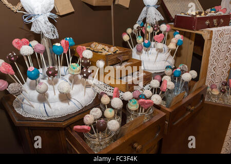 viele bunte Kuchen am Stiel - Cake Pops Stockfoto