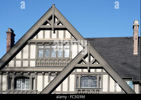 Fassade eines großen Tudor Revival Stil Haus in Shaughnessy Nachbarschaft in der Stadt Vancouver, BC, Kanada Stockfoto