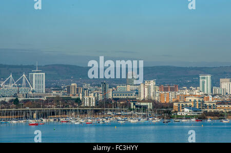 Ansicht von Cardiff City über Cardiff Bucht fotografiert von Penarth, South Wales, Australia Stockfoto