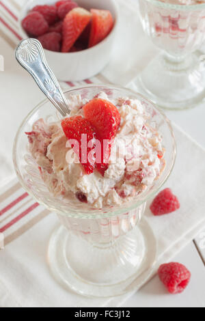 Eton mess Ein traditioneller englischer Sommer Dessert mit Erdbeeren Himbeeren Baiser und Sahne Stockfoto