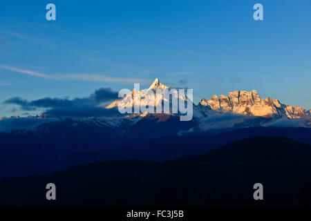 Mingyong Gletscher, Meili Snow Mountain Range, Heiligen Kawagebo Peak von Tibetern, Sonnenuntergänge, Deqin County, Provinz Yunnan, China verehrt Stockfoto