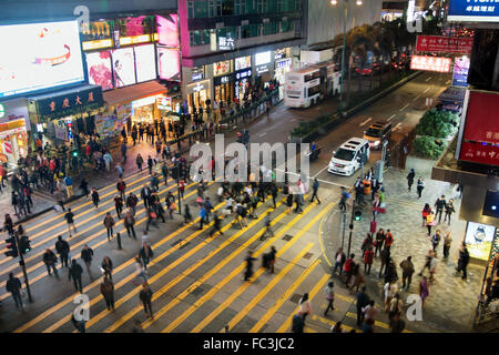 Fußgänger gehen auf Zebrastreifen in Kowloon Nacht Stockfoto