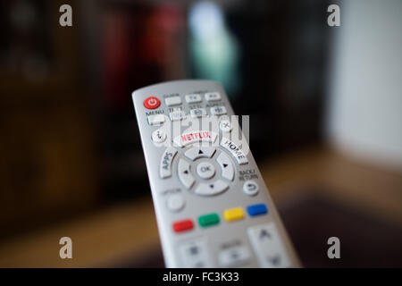 Köln, Deutschland. 20. Januar 2016. ILLUSTRATION - das Netflix-Logo ist auf auf der Tastatur der Fernbedienung vor einem TV in Köln, 20. Januar 2016 gesehen. Die Internationalisierung zahlt sich für Netflix: der Dienst gewann mehr Neukunden als jemals im letzten Quartal. Foto: ROLF VENNENBERND/Dpa/Alamy Live News Stockfoto