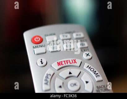 Köln, Deutschland. 20. Januar 2016. ILLUSTRATION - das Netflix-Logo ist auf auf der Tastatur der Fernbedienung vor einem TV in Köln, 20. Januar 2016 gesehen. Die Internationalisierung zahlt sich für Netflix: der Dienst gewann mehr Neukunden als jemals im letzten Quartal. Foto: ROLF VENNENBERND/Dpa/Alamy Live News Stockfoto