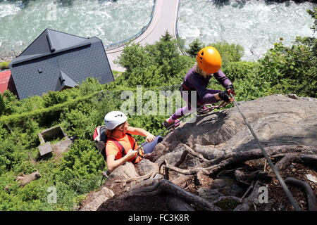 Frau am Klettersteig Stockfoto