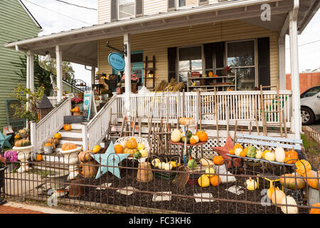 Eine Darstellung der Herbst Kürbisse und Kalebassen in einem Geschäft in historischen kolonialen Dorf Leesburg, Virginia außerhalb Washington, DC. Stockfoto