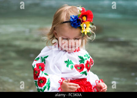 Kleines Mädchen in ukrainischer Tracht Stockfoto