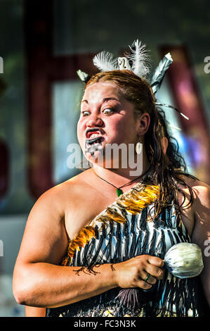 Maori Frau Durchführung der Haka (Kriegstanz) in Melbourne Festival, Australien Stockfoto