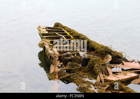 Skelett eines alten Schiffes nach Absturz Stockfoto