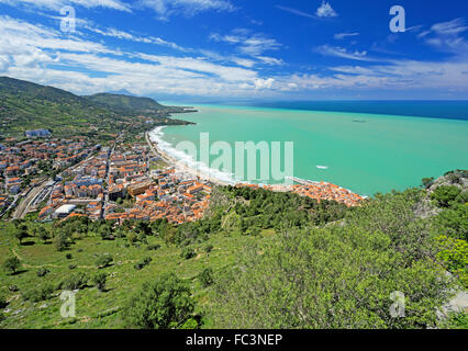 Panoramablick auf Dorf Cefalu und Ozean Stockfoto