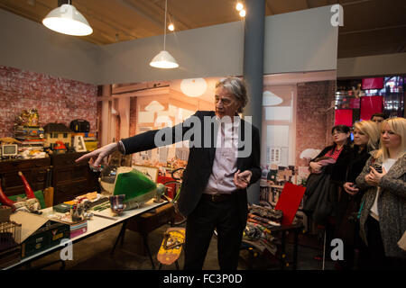 Glasgow, Schottland. 20. Januar 2016. Weltbekannte Designer Paul Smith öffnet die "Hallo, mein Name ist Paul Smith", Ausstellung im Leuchtturm, in Glasgow, Schottland, am 20. Januar 2016.  Die Ausstellung, Zeichnung von Paul Smith Karriere und persönliche Archive und Sammlungen, läuft im Leuchtturm, Schottlands Zentrum für Design und Architektur, vom 21. Januar bis zum 20. März 2016. Die Ausstellung lädt Sie in Paul Smith Welt; eine Welt der Mode, Einrichtung, Inspiration, Zusammenarbeit, Witz und Schönheit. Bildnachweis: Jeremy Sutton-Hibbert/Alamy Live-Nachrichten Stockfoto