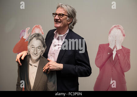 Glasgow, Schottland. 20. Januar 2016. Weltbekannte Designer Paul Smith öffnet die "Hallo, mein Name ist Paul Smith", Ausstellung im Leuchtturm, in Glasgow, Schottland, am 20. Januar 2016.  Die Ausstellung, Zeichnung von Paul Smith Karriere und persönliche Archive und Sammlungen, läuft im Leuchtturm, Schottlands Zentrum für Design und Architektur, vom 21. Januar bis zum 20. März 2016. Die Ausstellung lädt Sie in Paul Smith Welt; eine Welt der Mode, Einrichtung, Inspiration, Zusammenarbeit, Witz und Schönheit. Bildnachweis: Jeremy Sutton-Hibbert/Alamy Live-Nachrichten Stockfoto