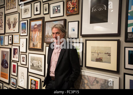 Glasgow, Schottland. 20. Januar 2016. Weltbekannte Designer Paul Smith öffnet die "Hallo, mein Name ist Paul Smith", Ausstellung im Leuchtturm, in Glasgow, Schottland, am 20. Januar 2016.  Die Ausstellung, Zeichnung von Paul Smith Karriere und persönliche Archive und Sammlungen, läuft im Leuchtturm, Schottlands Zentrum für Design und Architektur, vom 21. Januar bis zum 20. März 2016. Die Ausstellung lädt Sie in Paul Smith Welt; eine Welt der Mode, Einrichtung, Inspiration, Zusammenarbeit, Witz und Schönheit. Bildnachweis: Jeremy Sutton-Hibbert/Alamy Live-Nachrichten Stockfoto