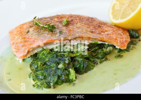 Gegrillter Lachs mit Spinat Stockfoto