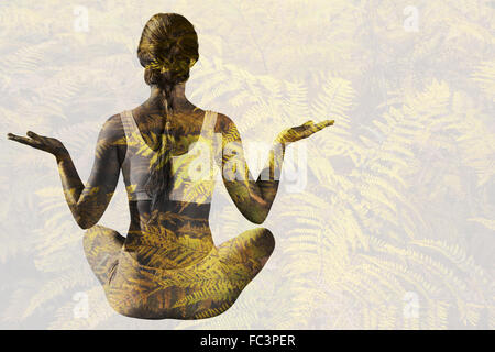 Zusammengesetztes Bild sportliche blonde im Lotus Pose sitzen Stockfoto