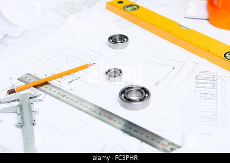 Bau-Entwürfe und Tools auf dem Tisch Stockfoto