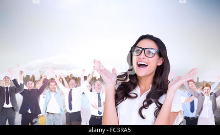 Zusammengesetztes Bild der hübsche Brünette in Hipster Gläser Stockfoto
