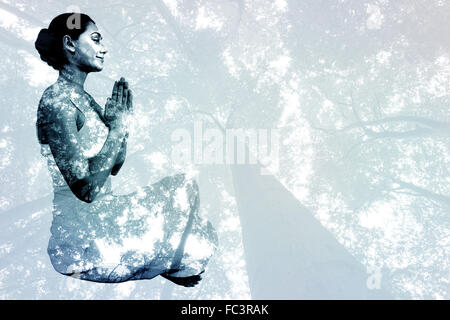 Zusammengesetztes Bild Inhalt Brünette in weißen sitzen in Lotus-pose Stockfoto