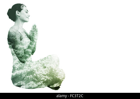 Zusammengesetztes Bild Inhalt Brünette in weißen sitzen in Lotus-pose Stockfoto