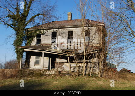 Ein altes verlassenes Haus an einem schönen Tag. Stockfoto