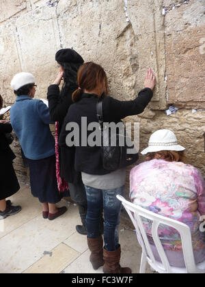 Frauen beten bei den Damen an der Klagemauer in Jerusalem, Israel Stockfoto