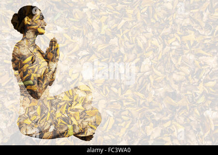 Zusammengesetztes Bild Inhalt Brünette in weißen sitzen in Lotus-pose Stockfoto