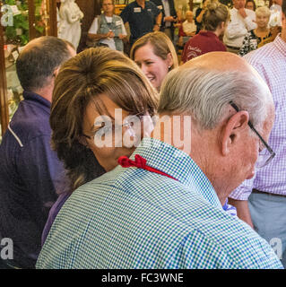 Unabhängigkeit, Kansas, USA, 25. Oktober 2014 ehemalige Alaskas Gouverneurin Sarah Palin flüstert in Senator Pat Roberts Ohr heute während ein Pfannkuchen an das historische Museum und Kunstzentrum in Unabhängigkeit Kansas zu ernähren.  Bildnachweis: Mark Reinstein Stockfoto