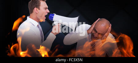 Zusammengesetztes Bild der Geschäftsmann mit einem Megaphon an seinem Kollegen schreien Stockfoto